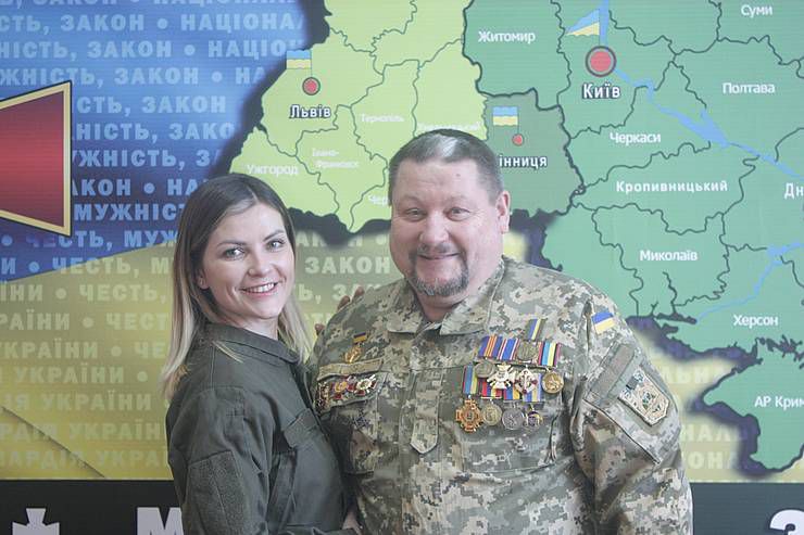 «Тобі так личить військова форма!..»